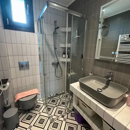 Serenade Apartment *