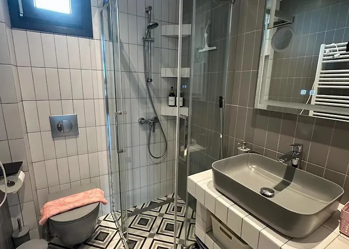 Serenade Apartment *