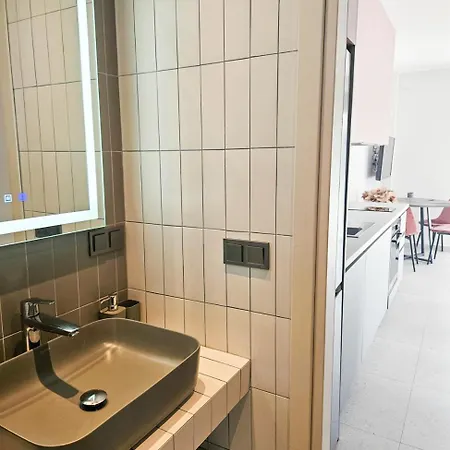 Serenade 네아 모우다니아