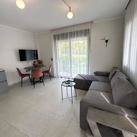 아파트 Serenade 네아 모우다니아